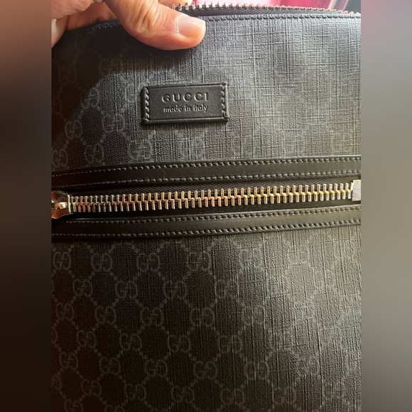 Gucci messenger bag large size . Original Gucci messenger bag with duffel bag